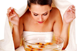 Девушка распаривает лицо