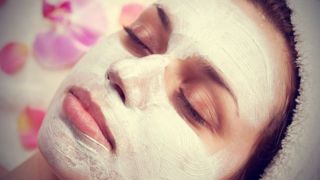 Девушка с маской на лице