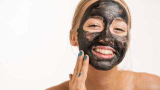 Девушка с маской на лице