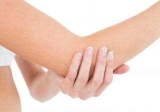 Девушка делает тест на аллергию