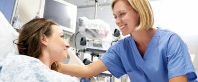 Врач улыбается пациенту