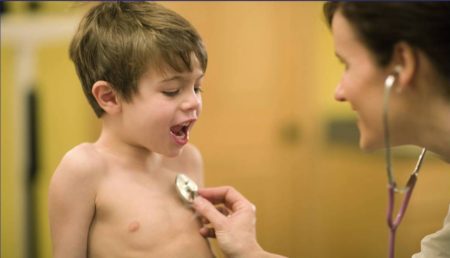 Пульмонолог слушает дыхание ребенока