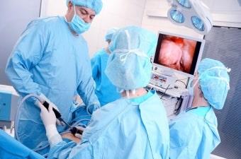 Врачи диагностируют кисту с помощью лапароскопии