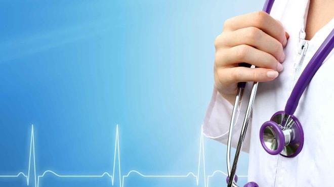 Врач проводит дифференциальную диагностику