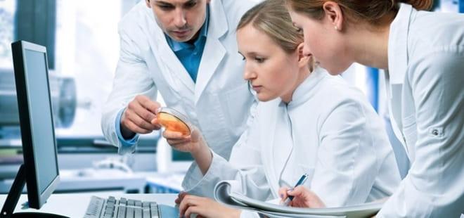 Врачи изучают раковые клетки яичников