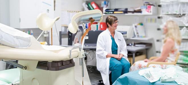 Гинеколог осматривает пациентку с параовариальной кистой яичника при беременности