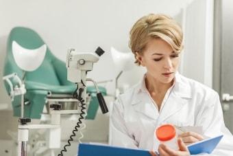 Гинеколог ведёт приём