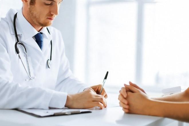 Врач ставит диагноз пациентке