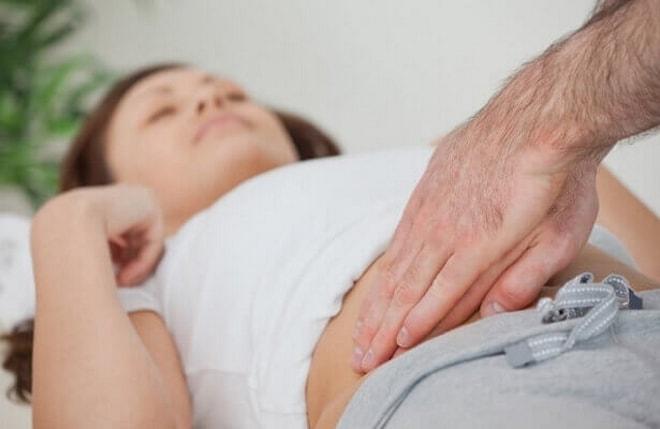 Врач проводит пальпацию органов малого таза у девочки-подростка