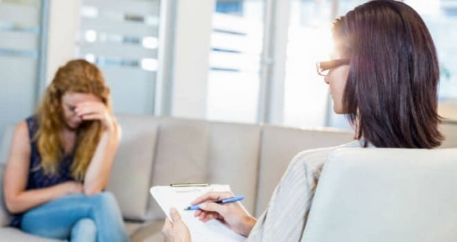 Врач опрашивает пациентку по поводу болей в яичниках