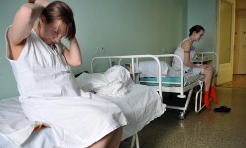 Женщина после диагностической лапароскопии