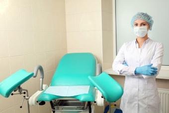 Посещение врача-гинеколога при кистозных образованиях