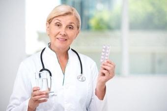 Врач с препаратами гормональной терапии