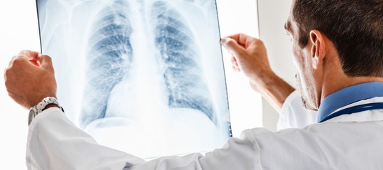 Врач пытается отличить астму от бронхита